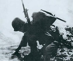 파일:초산전투 후 국군의 수통담기.jpg