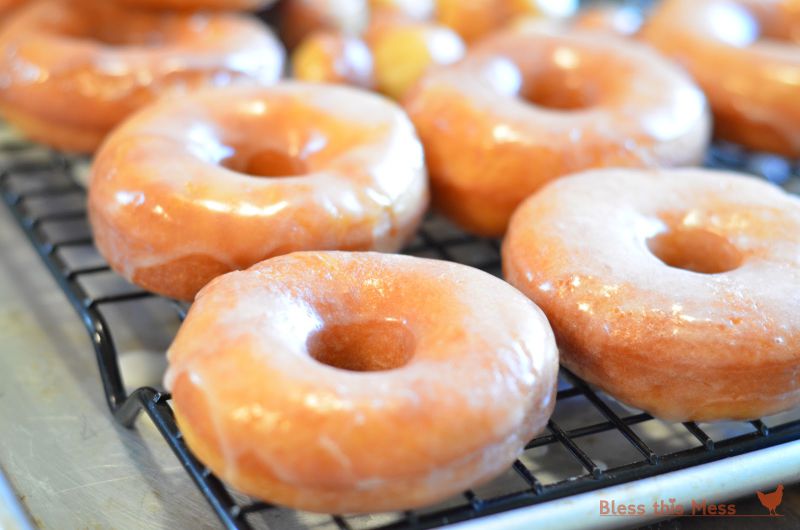 파일:Pioneer Woman's yeast glazed donuts2.jpg