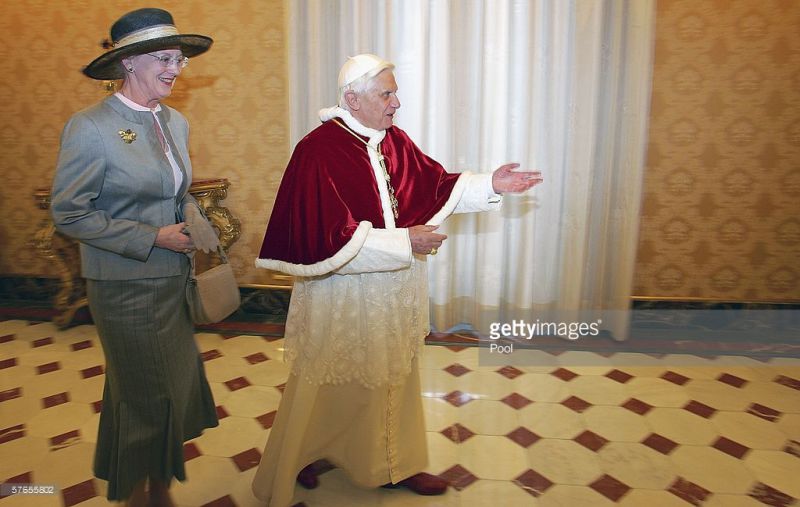 파일:덴마크 큰할머니와 전임교황.jpg
