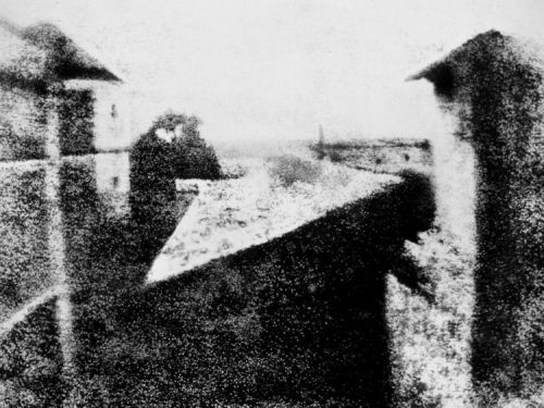 1826년 촬영된 세계 최초의 사진. 촬영하는 데 8시간이 걸렸다.